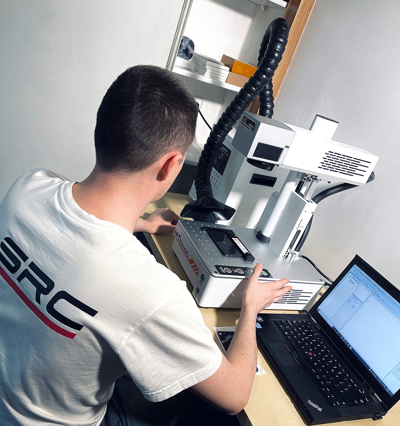Technik i-SRC przy mikroskopie podczas naprawy płyty głównej