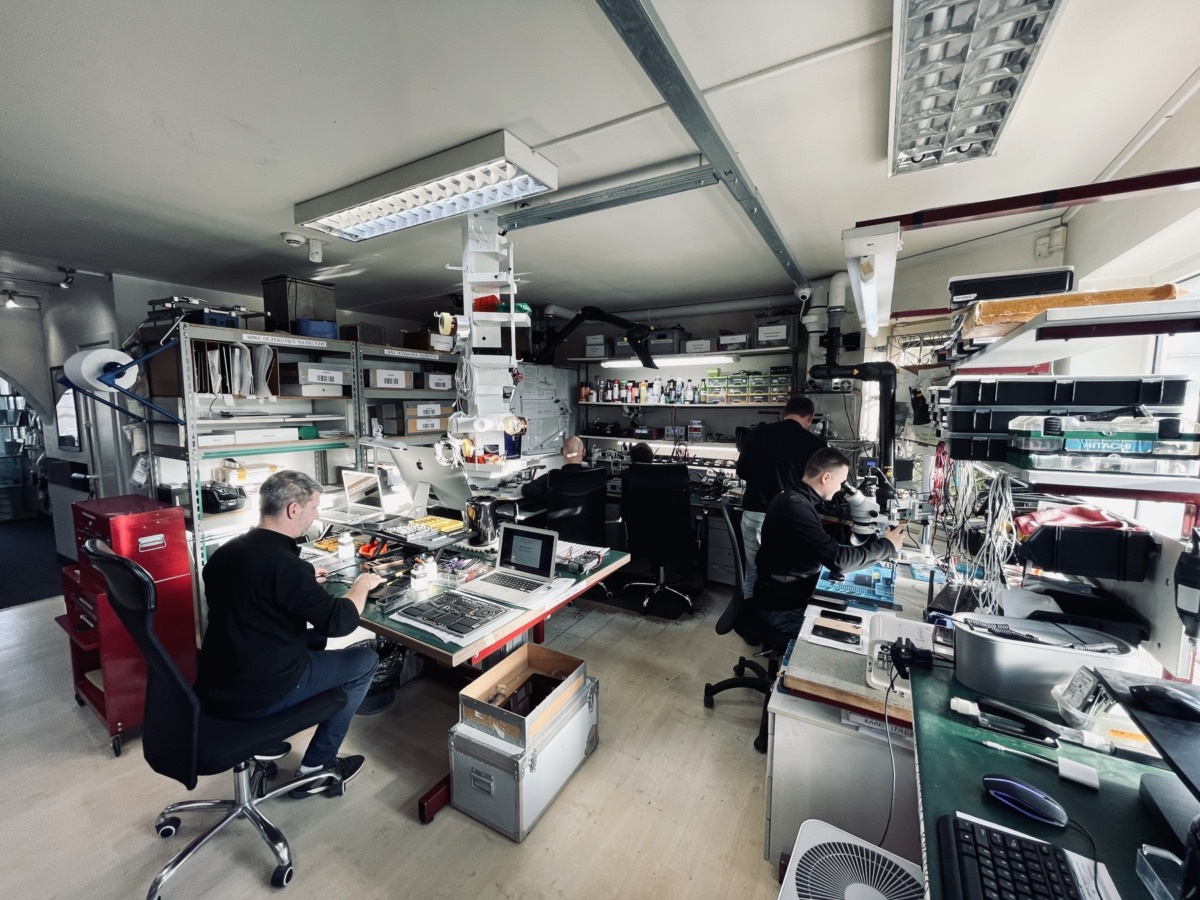 Dwóch techników i-SRC przy pracy nad sprzętem Apple