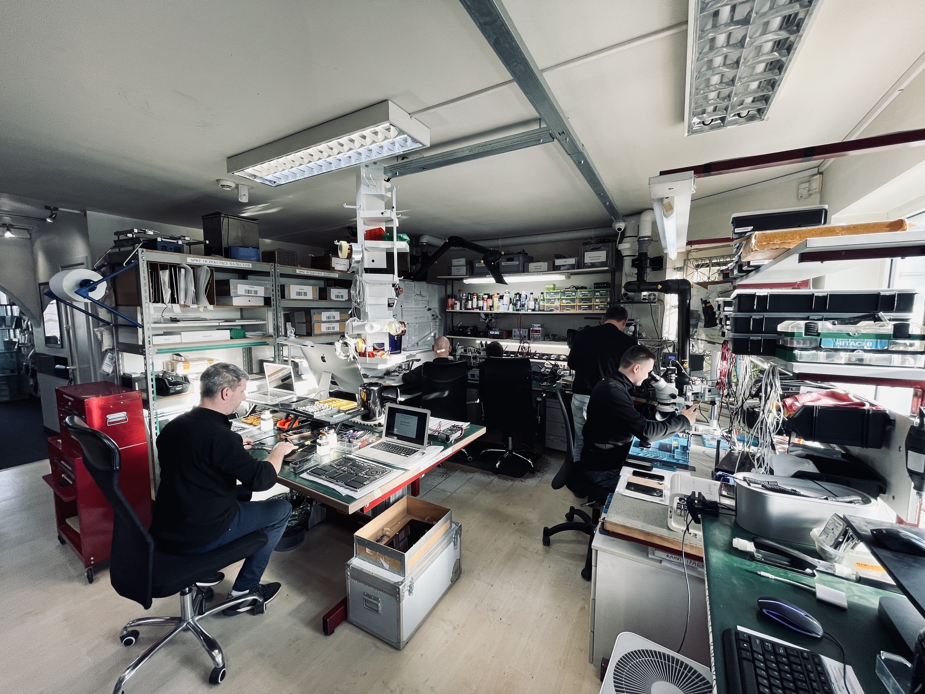 Dwóch techników i-SRC przy pracy nad sprzętem Apple